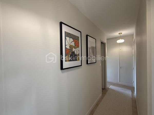 Point info : Une vidéo du logement, un dossier complet avec photos supplémentaires, diagnostics et documents relatifs au bien sont disponibles sur simple demande avant la visite.

Situé au Mans, cet appartement bénéficie d’un emplacement pratique avec les commerces au pied de l’immeuble. Vous profiterez également d’un accès direct aux grands axes routiers ( sans nuisances ) , de la piscine des Atlantides, de l’Arche de la Nature et d’un accès simple et rapide au centre-ville.

3 chambres / et un coin nuit aisément transformable en 4ème chambres.

Implanté dans une résidence calme et sécurisée avec interphone, comprenant seulement deux appartements par palier, ce bien offre un cadre de vie agréable. Une cave commune vient compléter ses prestations.

Entièrement rénové il y a moins de quatre mois par des professionnels cet appartement est prêt à accueillir ses futurs propriétaires, sans aucun travaux à prévoir.

Vous découvrirez une vaste pièce de vie de plus de 48 m², baignée de lumière grâce à ses grandes baies vitrées en aluminium. Celle-ci s’ouvre sur un balcon et une terrasse de plus de 10 m², parfaits pour profiter de l’extérieur.

La cuisine est entièrement neuve, tout comme la salle de bains et la salle d’eau. Un parquet haute résistance a été posé dans l’ensemble de l’appartement. Les fenêtres en PVC double vitrage, les volets roulants électriques avec télécommande ainsi que la porte blindée apportent un confort et une sécurité supplémentaires.

Le chauffage au sol assure une chaleur douce et homogène, tandis que l’eau chaude est comprise dans les charges.

Un bien lumineux, moderne et entièrement rénové avec des matériaux de qualité, où il ne reste plus qu’à poser vos valises.