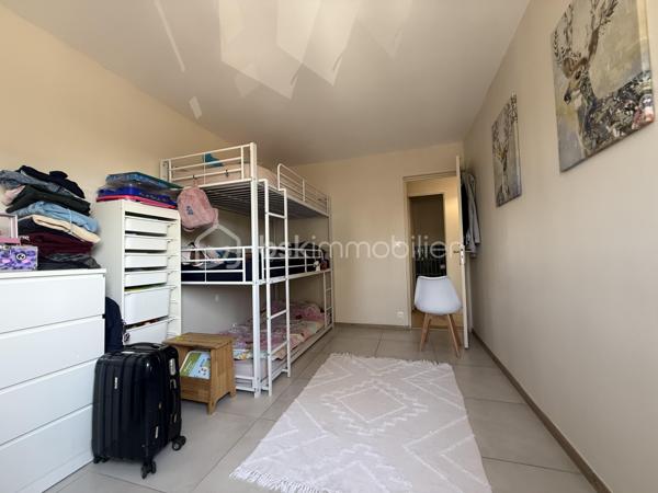 Point info : Une vidéo du logement, un dossier complet avec photos supplémentaires, diagnostics et documents relatifs au bien sont disponibles sur simple demande avant la visite.

Situé au Mans, cet appartement bénéficie d’un emplacement pratique avec les commerces au pied de l’immeuble. Vous profiterez également d’un accès direct aux grands axes routiers ( sans nuisances ) , de la piscine des Atlantides, de l’Arche de la Nature et d’un accès simple et rapide au centre-ville.

3 chambres / et un coin nuit aisément transformable en 4ème chambres.

Implanté dans une résidence calme et sécurisée avec interphone, comprenant seulement deux appartements par palier, ce bien offre un cadre de vie agréable. Une cave commune vient compléter ses prestations.

Entièrement rénové il y a moins de quatre mois par des professionnels cet appartement est prêt à accueillir ses futurs propriétaires, sans aucun travaux à prévoir.

Vous découvrirez une vaste pièce de vie de plus de 48 m², baignée de lumière grâce à ses grandes baies vitrées en aluminium. Celle-ci s’ouvre sur un balcon et une terrasse de plus de 10 m², parfaits pour profiter de l’extérieur.

La cuisine est entièrement neuve, tout comme la salle de bains et la salle d’eau. Un parquet haute résistance a été posé dans l’ensemble de l’appartement. Les fenêtres en PVC double vitrage, les volets roulants électriques avec télécommande ainsi que la porte blindée apportent un confort et une sécurité supplémentaires.

Le chauffage au sol assure une chaleur douce et homogène, tandis que l’eau chaude est comprise dans les charges.

Un bien lumineux, moderne et entièrement rénové avec des matériaux de qualité, où il ne reste plus qu’à poser vos valises.