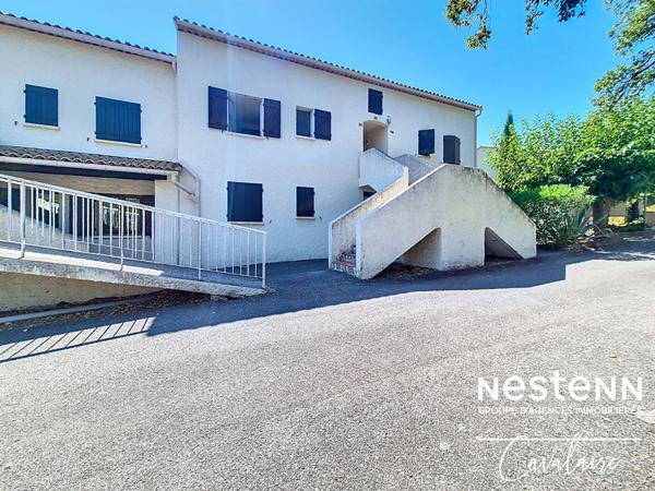 A 150 mètres des plages, appartement au premier et dernier étage de type 3 avec place de stationnement