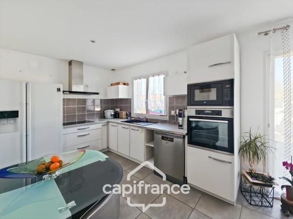 Maison de plain pied construite 2019, 3 chambres, jardin, garage, lumineuse, secteur calme, accès du jardin à la voie verte