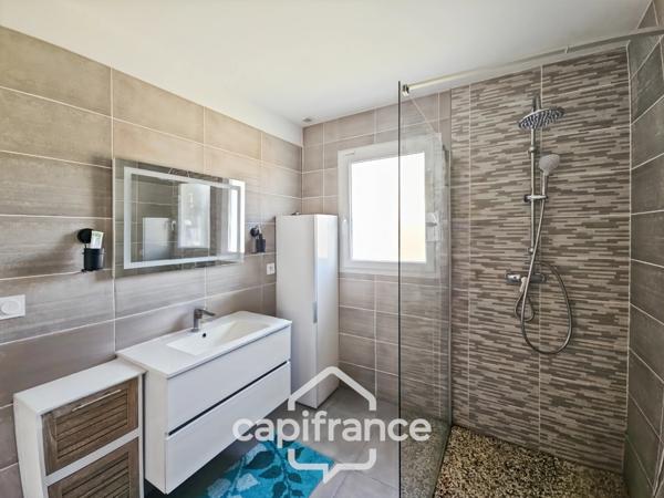 Maison de plain pied construite 2019, 3 chambres, jardin, garage, lumineuse, secteur calme, accès du jardin à la voie verte