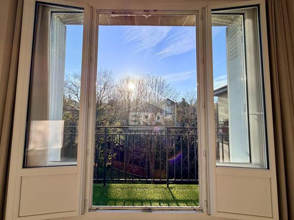 Spacieux 4 pièces traversant avec balcon, sans travaux, proche gare et centre-ville