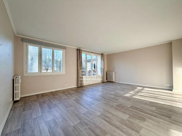 Spacieux 4 pièces traversant avec balcon, sans travaux, proche gare et centre-ville