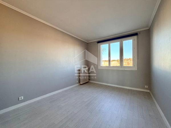 Spacieux 4 pièces traversant avec balcon, sans travaux, proche gare et centre-ville