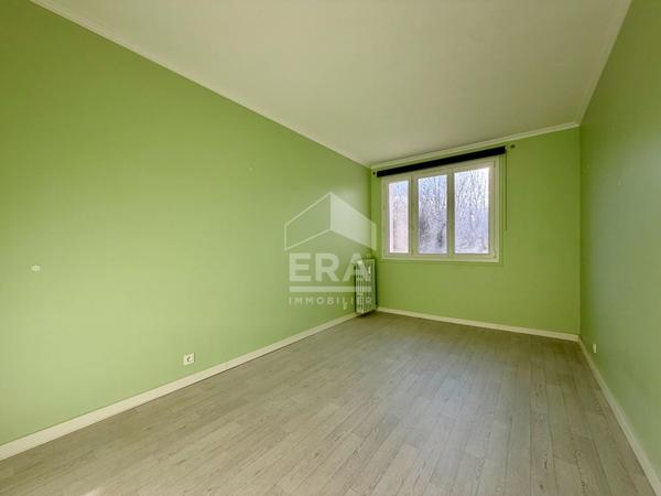 Spacieux 4 pièces traversant avec balcon, sans travaux, proche gare et centre-ville