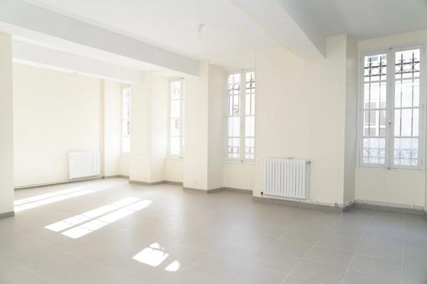 Vente                                                      Maison de ville
                        
                     11 pièces                      242 m2                     à Laon