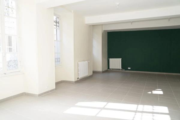 Vente                                                      Maison de ville
                        
                     11 pièces                      242 m2                     à Laon