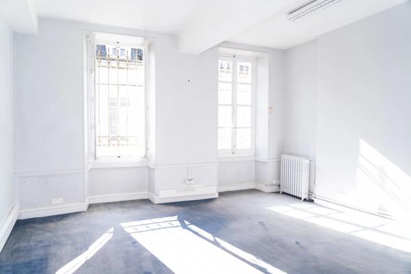 Vente                                                      Maison de ville
                        
                     11 pièces                      242 m2                     à Laon