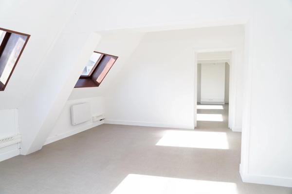 Vente                                                      Maison de ville
                        
                     11 pièces                      242 m2                     à Laon