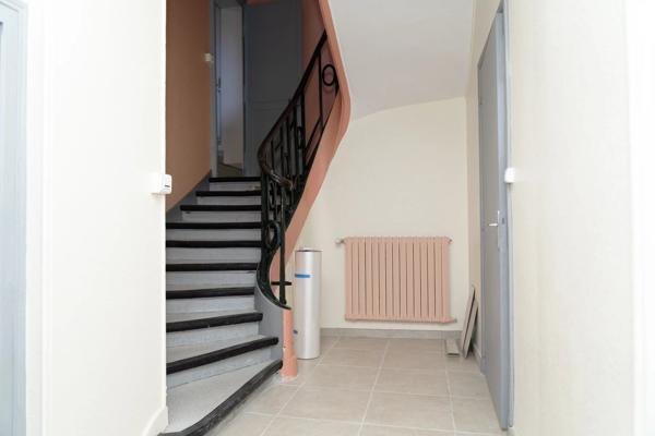 Vente                                                      Maison de ville
                        
                     11 pièces                      242 m2                     à Laon