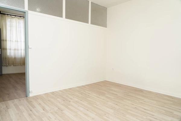 Vente                                                      Maison de ville
                        
                     11 pièces                      242 m2                     à Laon