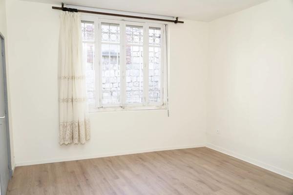 Vente                                                      Maison de ville
                        
                     11 pièces                      242 m2                     à Laon