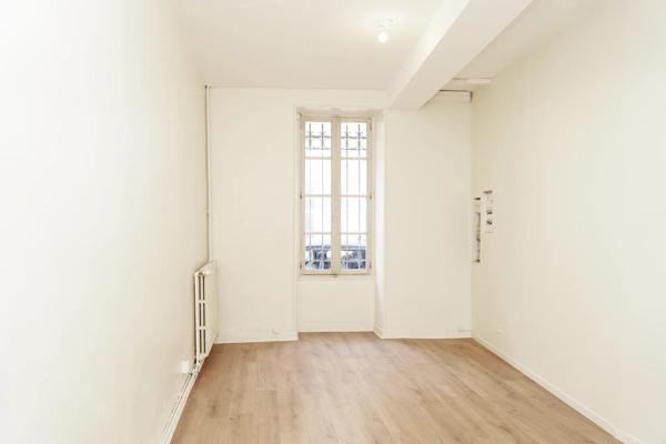 Vente                                                      Maison de ville
                        
                     11 pièces                      242 m2                     à Laon
