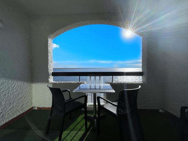 STUDIO : VUE IMPRENABLE SUR L’ÉTANG ET LE CANIGOU