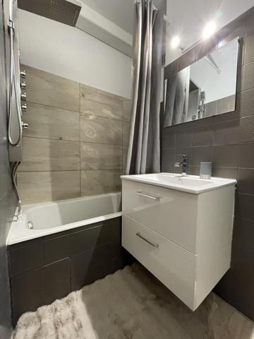 STUDIO : VUE IMPRENABLE SUR L’ÉTANG ET LE CANIGOU