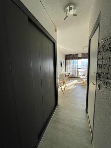 STUDIO : VUE IMPRENABLE SUR L’ÉTANG ET LE CANIGOU