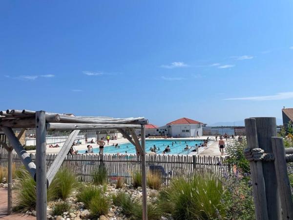 STUDIO : VUE IMPRENABLE SUR L’ÉTANG ET LE CANIGOU