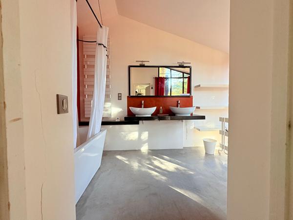 Propriété en campagne de Cucuron, vues magnifiques, piscine 20x4.5