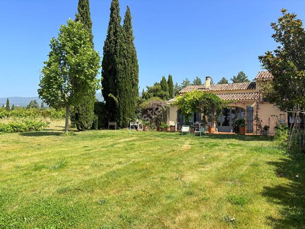 Propriété en campagne de Cucuron, vues magnifiques, piscine 20x4.5