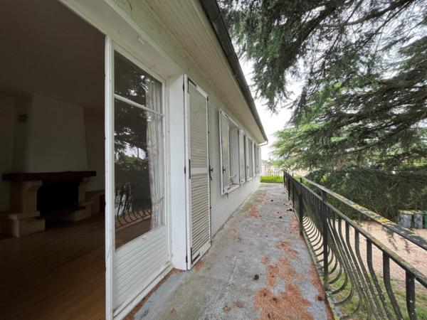 Olivet Sud. Appartement 4 chambres avec balcon, jardinet et stationnement privatifs. Pas de copropriété. Pas de charges collectives.