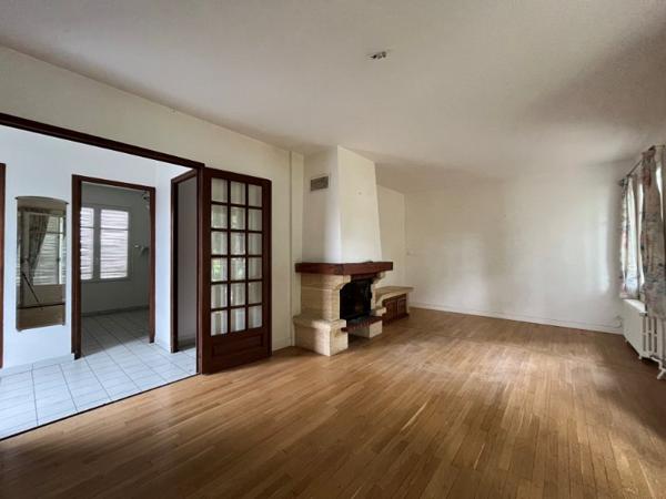 Olivet Sud. Appartement 4 chambres avec balcon, jardinet et stationnement privatifs. Pas de copropriété. Pas de charges collectives.