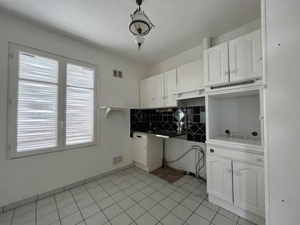 Olivet Sud. Appartement 4 chambres avec balcon, jardinet et stationnement privatifs. Pas de copropriété. Pas de charges collectives.