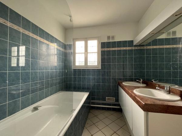 Olivet Sud. Appartement 4 chambres avec balcon, jardinet et stationnement privatifs. Pas de copropriété. Pas de charges collectives.