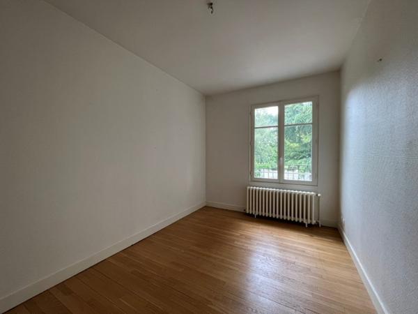 Olivet Sud. Appartement 4 chambres avec balcon, jardinet et stationnement privatifs. Pas de copropriété. Pas de charges collectives.