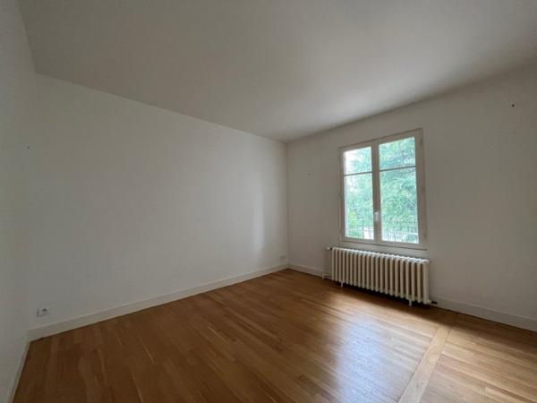 Olivet Sud. Appartement 4 chambres avec balcon, jardinet et stationnement privatifs. Pas de copropriété. Pas de charges collectives.