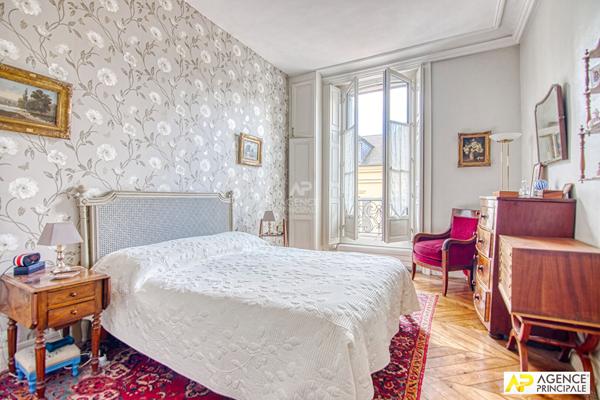 Versailles Saint-Louis Appartement 5 pièces 117.37 m² carrez situé au 1er étage d'un immeuble 18ème €985 000 ** - Référence 26646