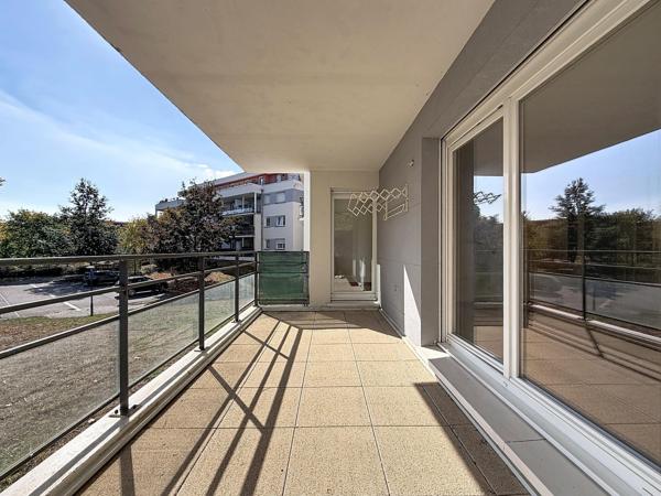 Appartement avec terrasse, garage et parking