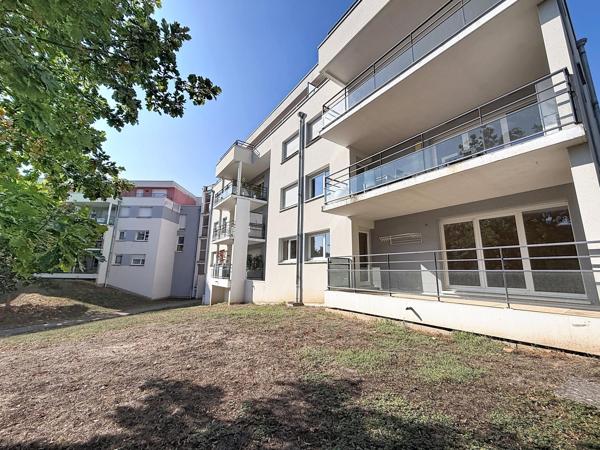 Appartement avec terrasse, garage et parking