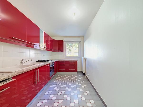 Appartement avec terrasse, garage et parking