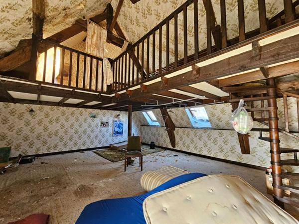 212 000 euros - TURENNE corps de FERME en pierre à rénover avec PIGEONNIER - idéal gite, chambres d'hotes ... 1 Hectare de terrain