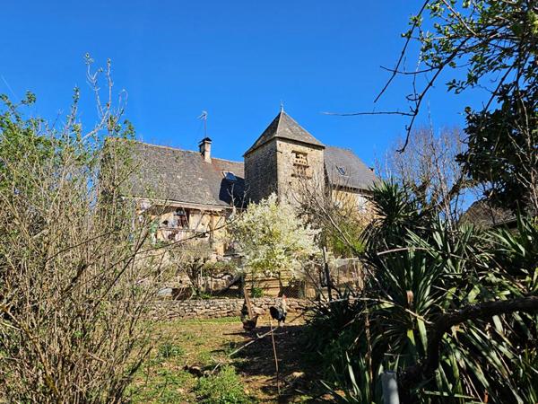 212 000 euros - TURENNE corps de FERME en pierre à rénover avec PIGEONNIER - idéal gite, chambres d'hotes ... 1 Hectare de terrain