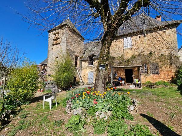 212 000 euros - TURENNE corps de FERME en pierre à rénover avec PIGEONNIER - idéal gite, chambres d'hotes ... 1 Hectare de terrain