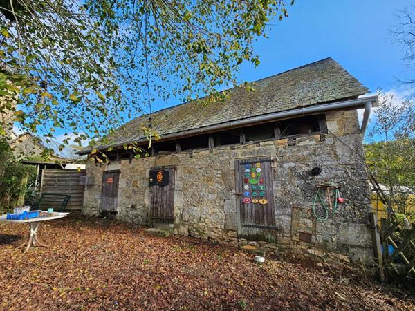 212 000 euros - TURENNE corps de FERME en pierre à rénover avec PIGEONNIER - idéal gite, chambres d'hotes ... 1 Hectare de terrain