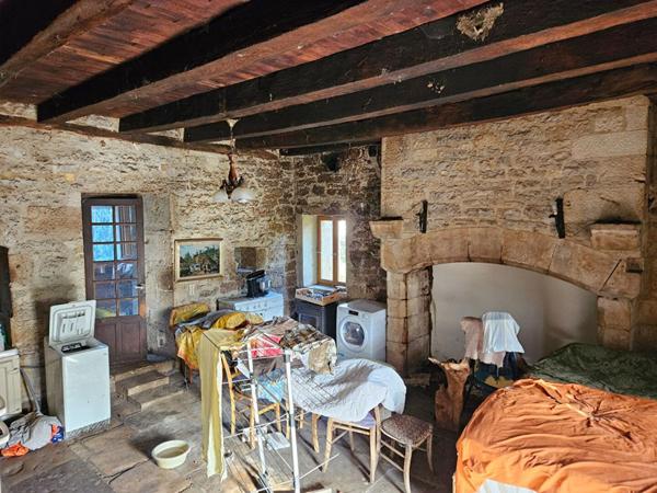 212 000 euros - TURENNE corps de FERME en pierre à rénover avec PIGEONNIER - idéal gite, chambres d'hotes ... 1 Hectare de terrain