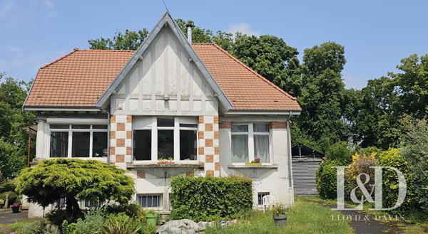 Un charme architectural traditionnel dans un cadre verdoyant.