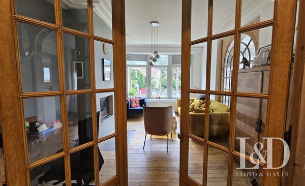 Un charme architectural traditionnel dans un cadre verdoyant.