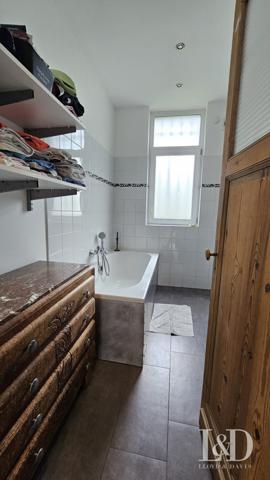 Un charme architectural traditionnel dans un cadre verdoyant.