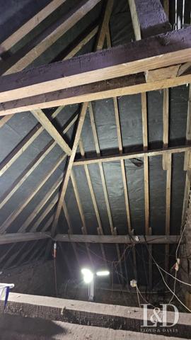 Un charme architectural traditionnel dans un cadre verdoyant.