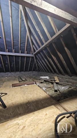 Un charme architectural traditionnel dans un cadre verdoyant.