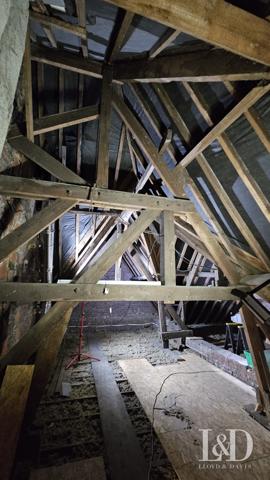 Un charme architectural traditionnel dans un cadre verdoyant.