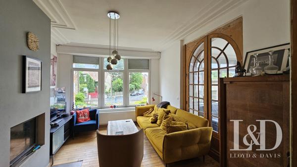 Un charme architectural traditionnel dans un cadre verdoyant.