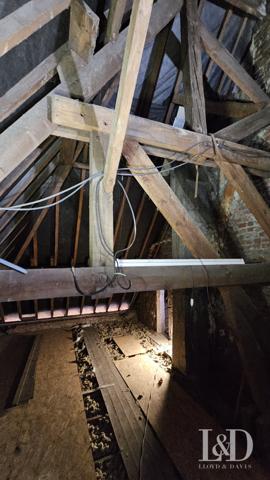 Un charme architectural traditionnel dans un cadre verdoyant.