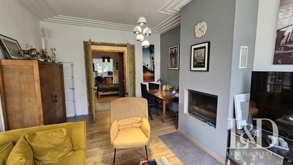 Un charme architectural traditionnel dans un cadre verdoyant.