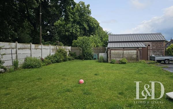 Un charme architectural traditionnel dans un cadre verdoyant.