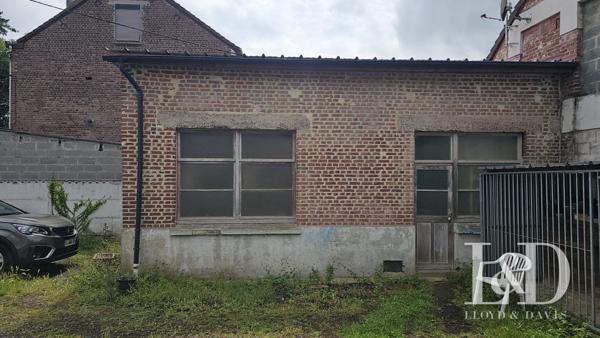 Un charme architectural traditionnel dans un cadre verdoyant.