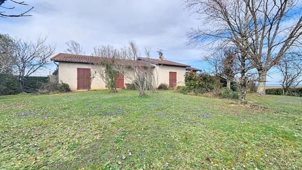 Maison  4 chambres avec grand jardin arbore, dependance et bois.